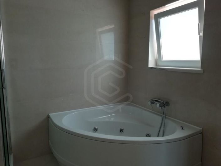 Image No.19-4 Bed House for sale