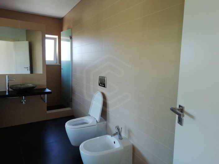 Image No.21-4 Bed House for sale