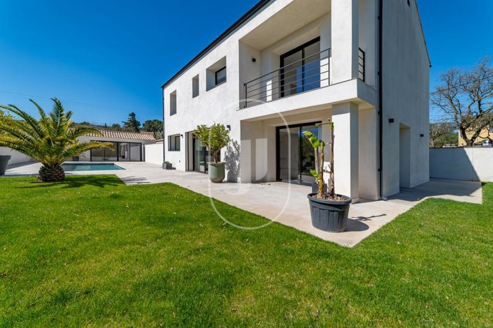 Image No.1-4 Bed House for sale