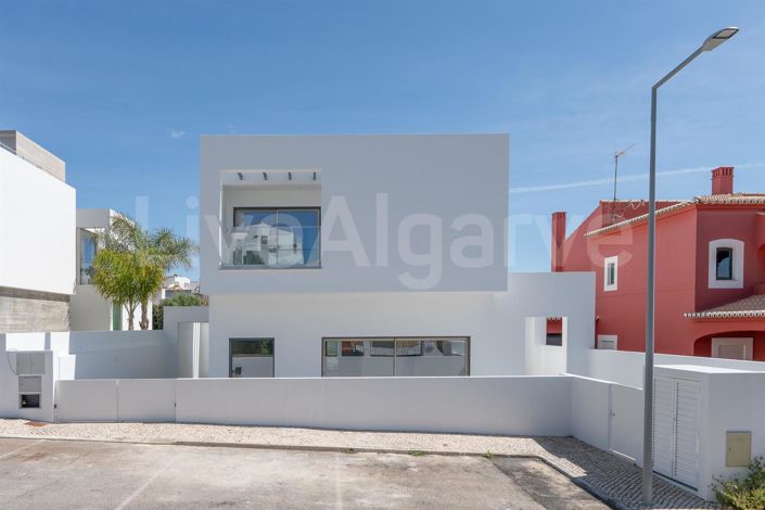 Image No.1-4 Bed House for sale