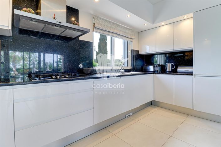 Image No.17-5 Bed House for sale