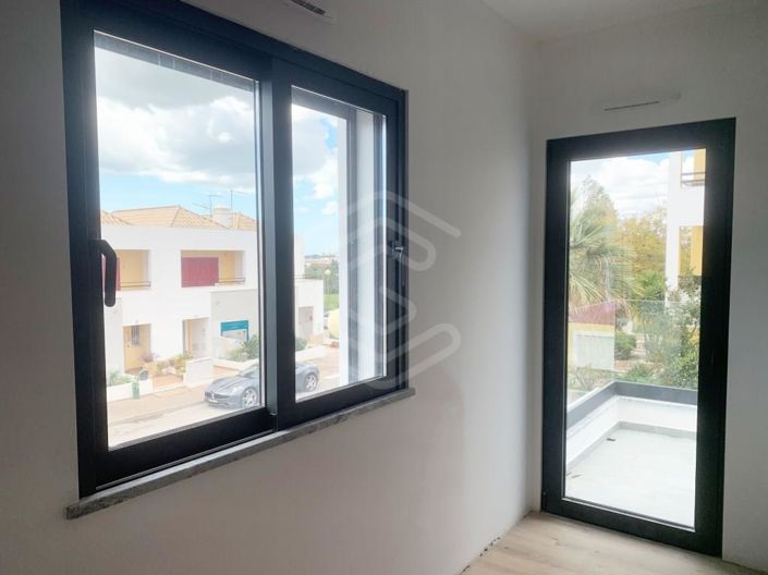 Image No.19-4 Bed House for sale