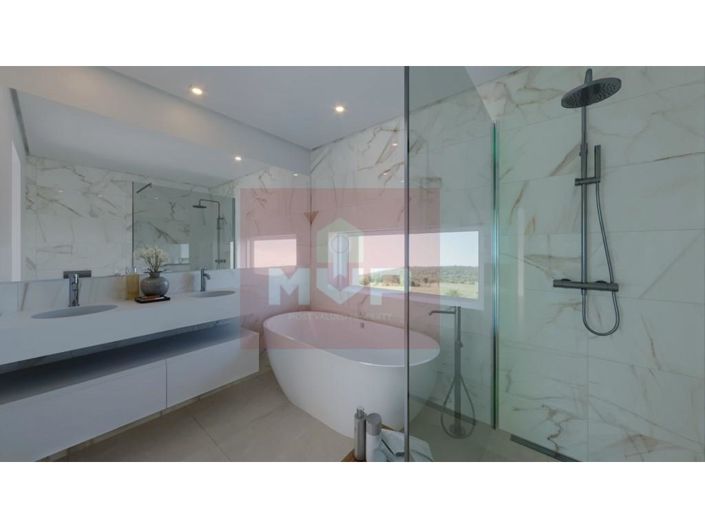 Image No.8-3 Bed House for sale