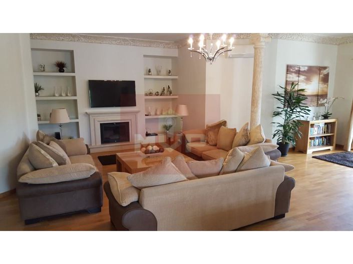 Image No.6-8 Bed House for sale