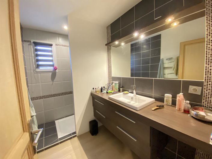 Image No.10-3 Bed House for sale