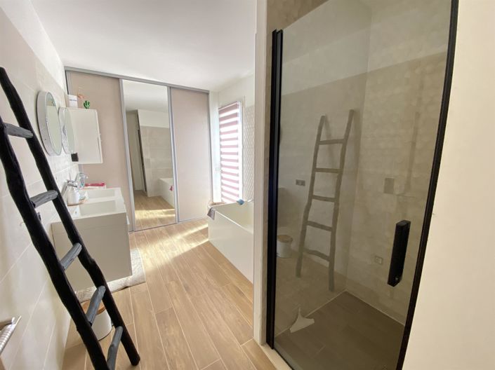 Image No.11-3 Bed House for sale