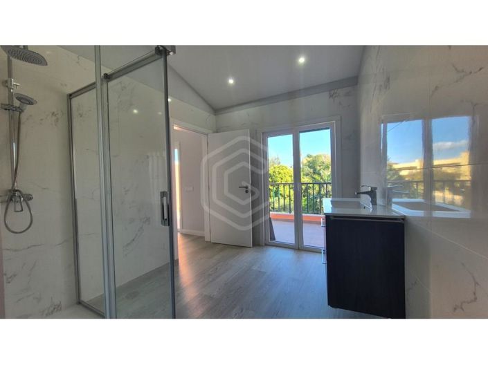 Image No.11-3 Bed House for sale