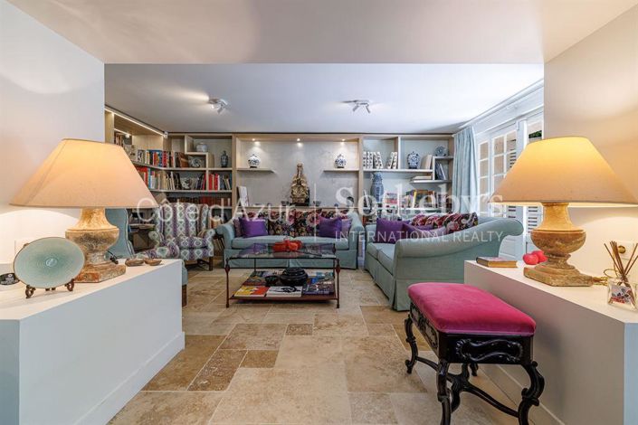 Image No.6-8 Bed House for sale