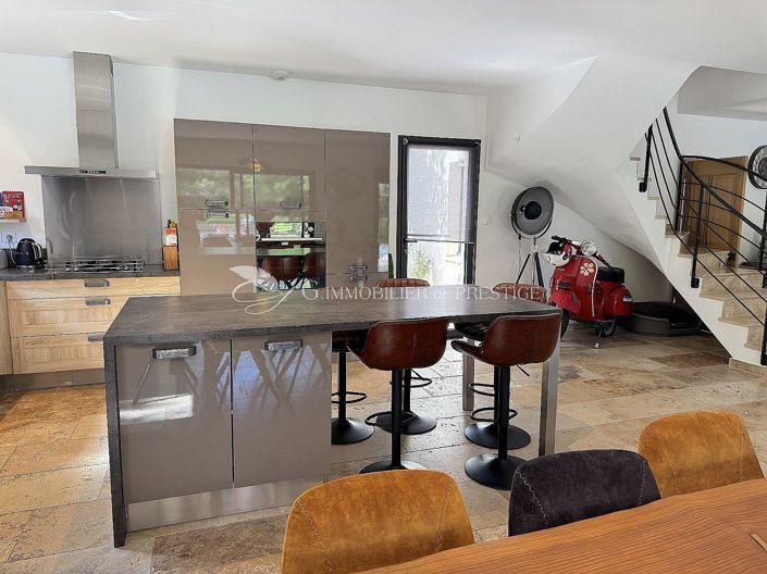 Image No.11-6 Bed House for sale