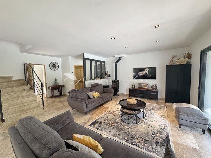 Image No.2-6 Bed House for sale