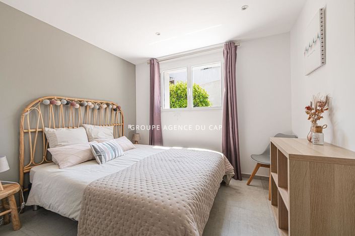 Image No.8-5 Bed House for sale