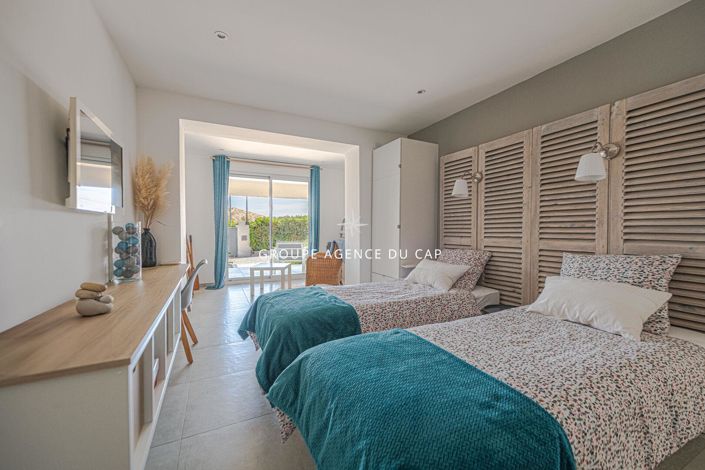 Image No.9-5 Bed House for sale