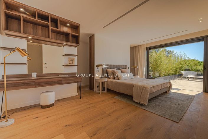 Image No.8-4 Bed Property for sale