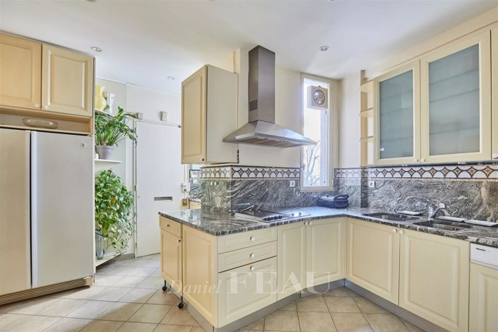 Image No.20-3 Bed Apartment for sale