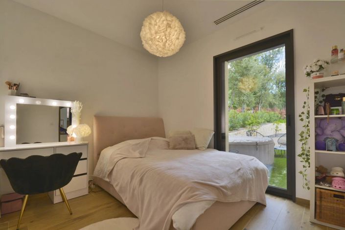 Image No.26-5 Bed House for sale