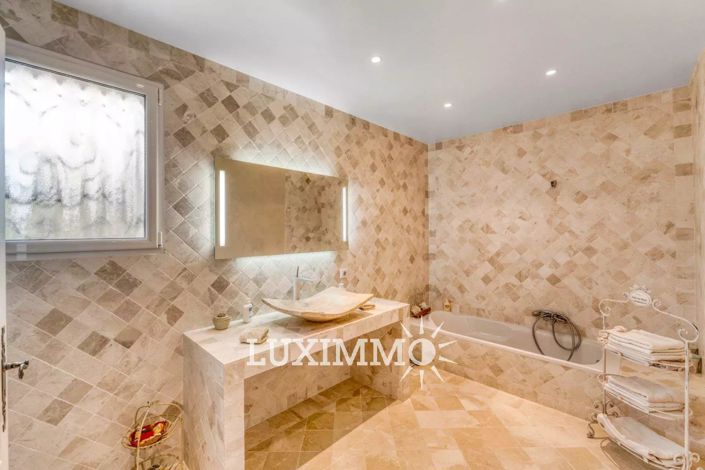 Image No.10-5 Bed House for sale