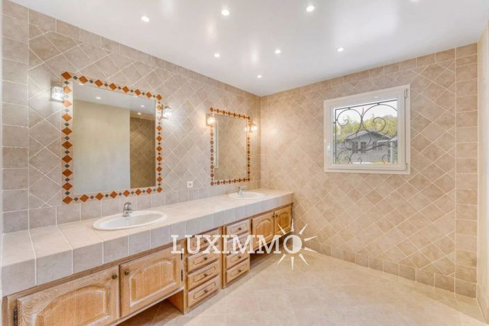 Image No.8-5 Bed House for sale