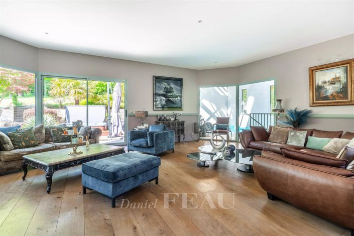 Image No.5-6 Bed House for sale