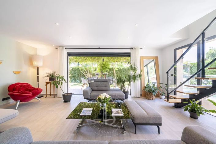 Image No.5-6 Bed House for sale