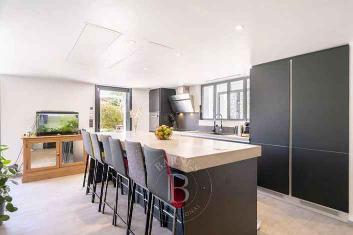 Image No.6-6 Bed House for sale