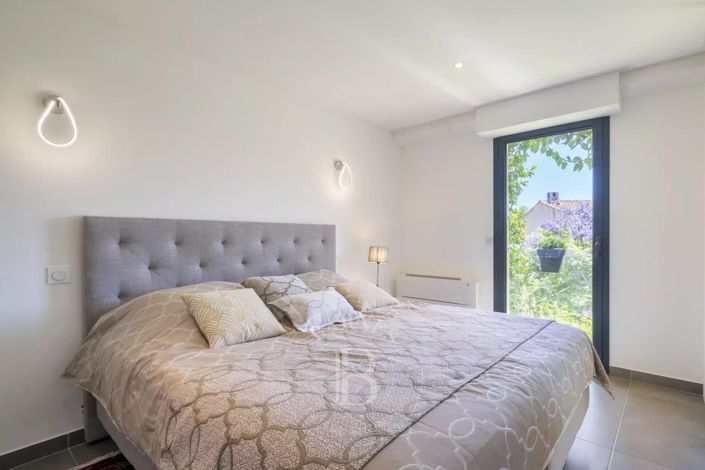 Image No.8-6 Bed House for sale