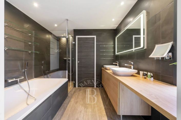 Image No.9-6 Bed House for sale