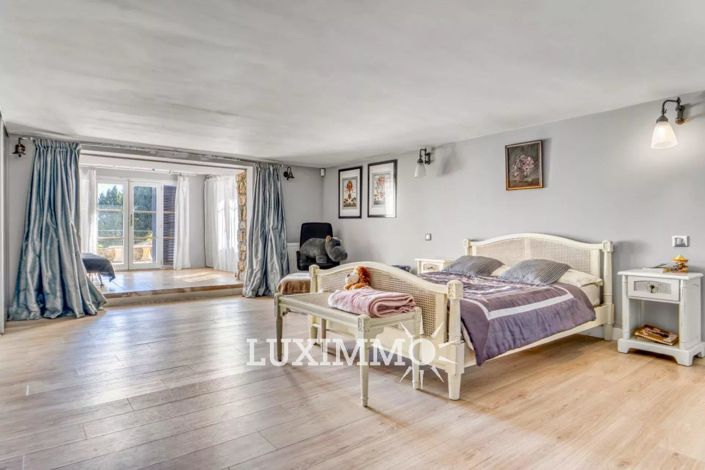 Image No.8-10 Bed House for sale