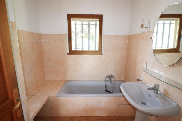 Image No.18-4 Bed House for sale