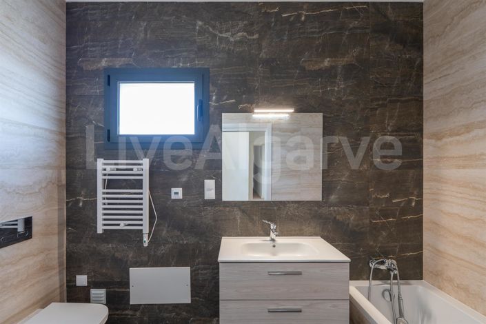 Image No.24-4 Bed Apartment for sale