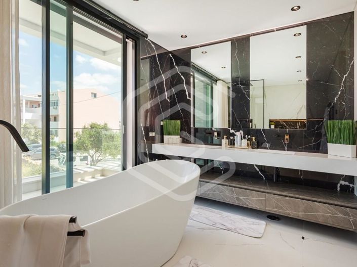 Image No.18-4 Bed House for sale