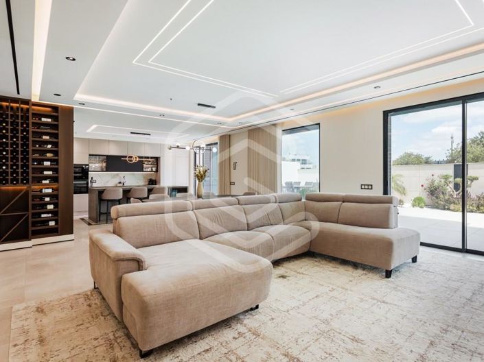 Image No.2-4 Bed House for sale