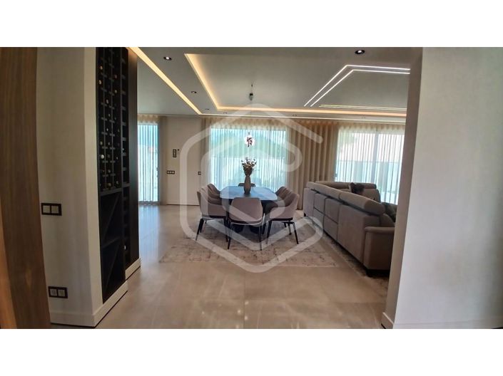 Image No.30-4 Bed House for sale