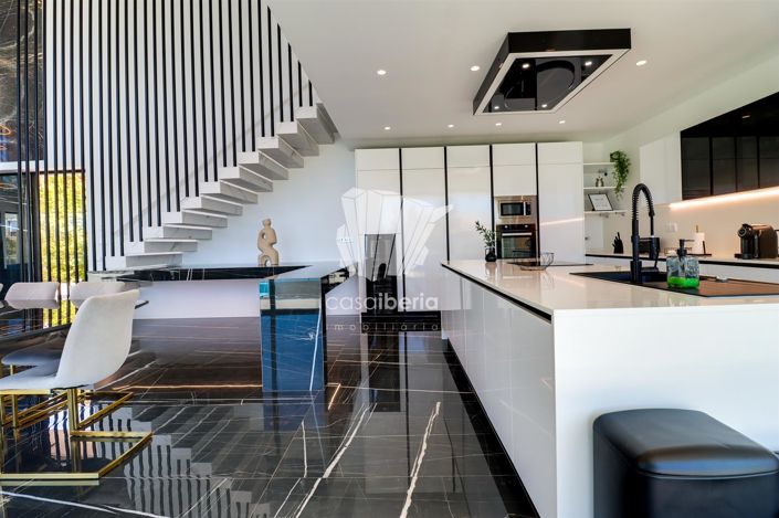 Image No.19-5 Bed House for sale