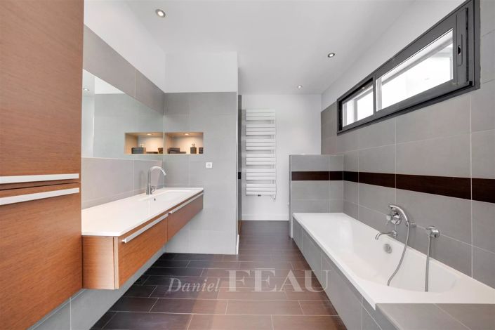 Image No.11-5 Bed House for sale