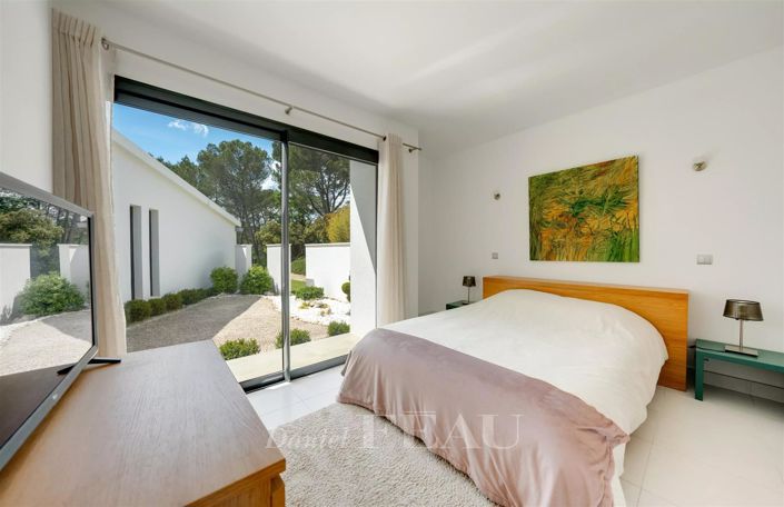 Image No.16-5 Bed House for sale