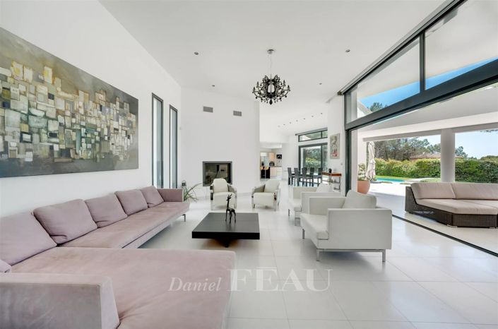 Image No.6-5 Bed House for sale