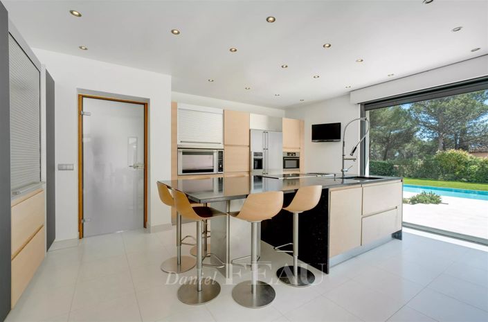 Image No.9-5 Bed House for sale