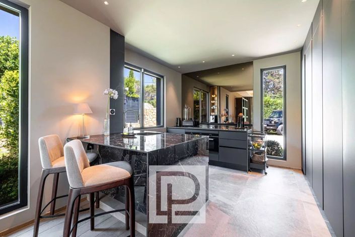 Image No.10-5 Bed House for sale