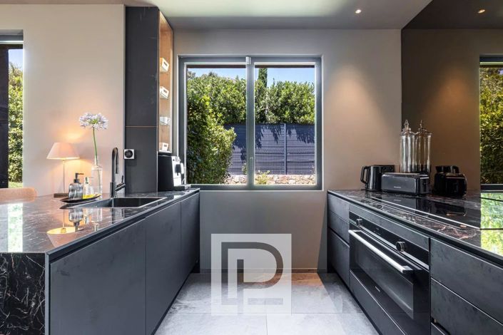 Image No.11-5 Bed House for sale