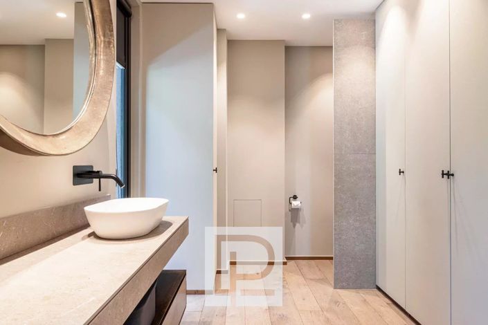 Image No.16-5 Bed House for sale