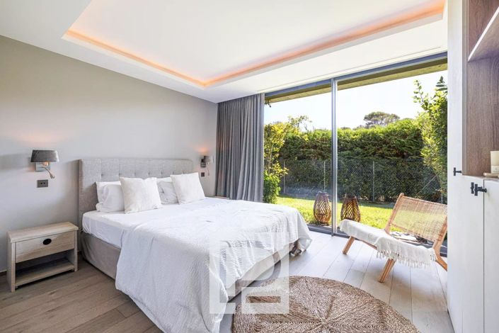 Image No.17-5 Bed House for sale