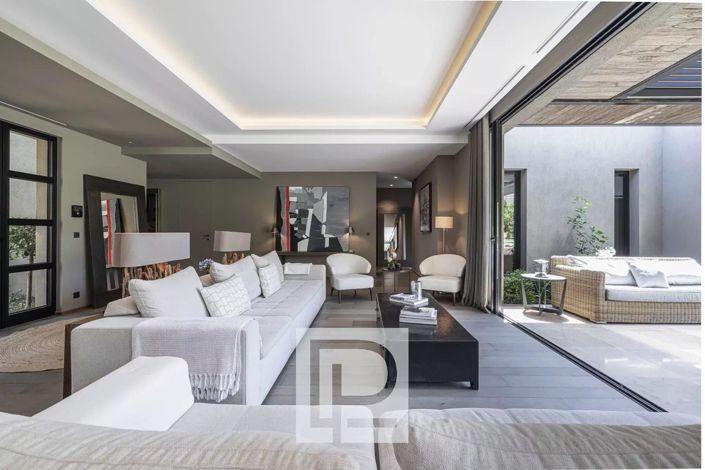 Image No.8-5 Bed House for sale