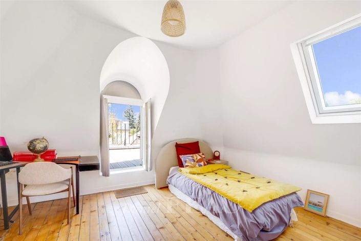 Image No.9-5 Bed House for sale