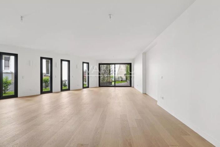 Image No.3-4 Bed House for sale