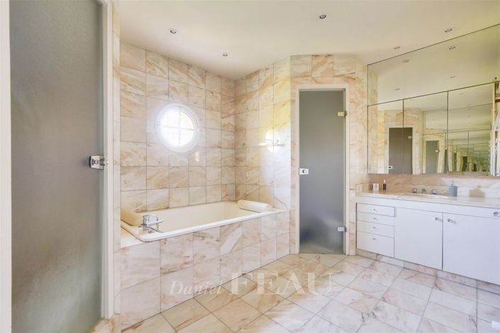 Image No.25-5 Bed House for sale