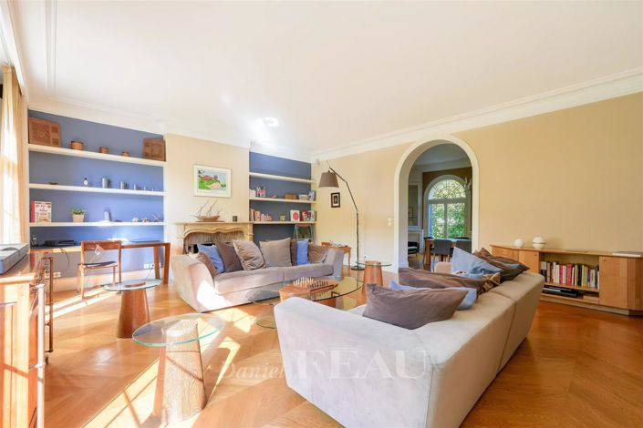 Image No.8-5 Bed House for sale