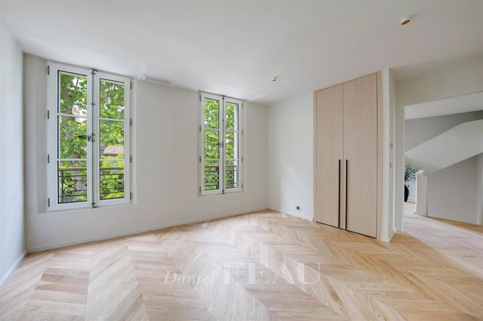 Image No.8-5 Bed House for sale