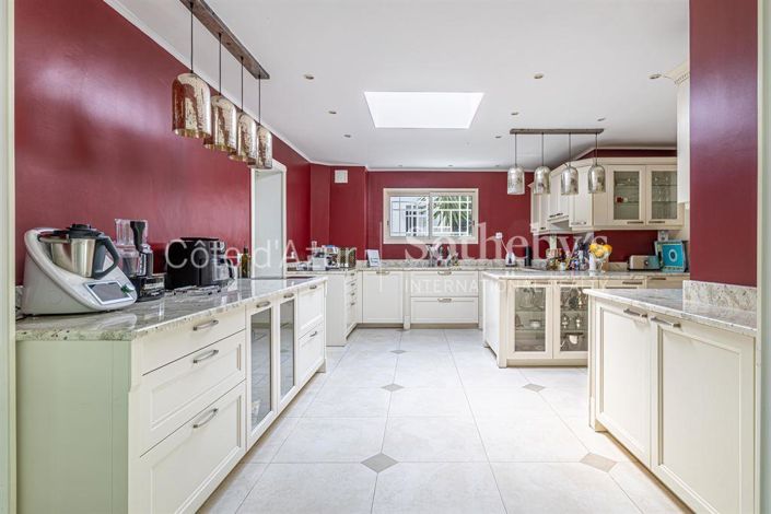 Image No.8-6 Bed House for sale