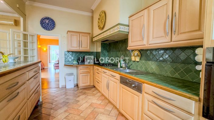 Image No.4-4 Bed Property for sale