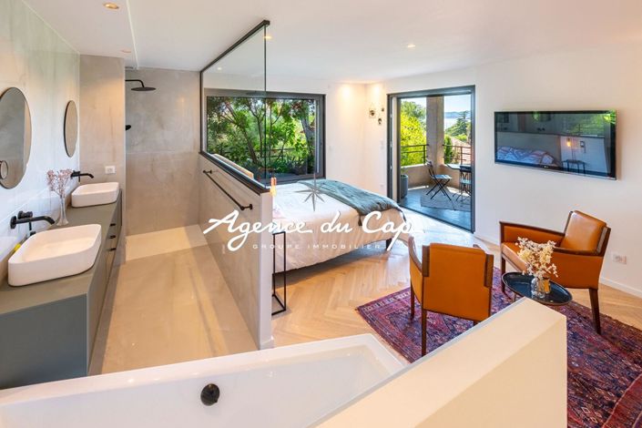 Image No.10-5 Bed Property for sale